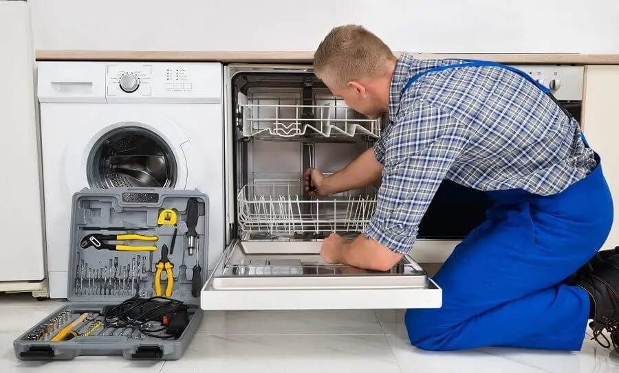 Karamürsel Whirlpool servisi teknisyen ekibi beyaz eşya tamiri yaparken